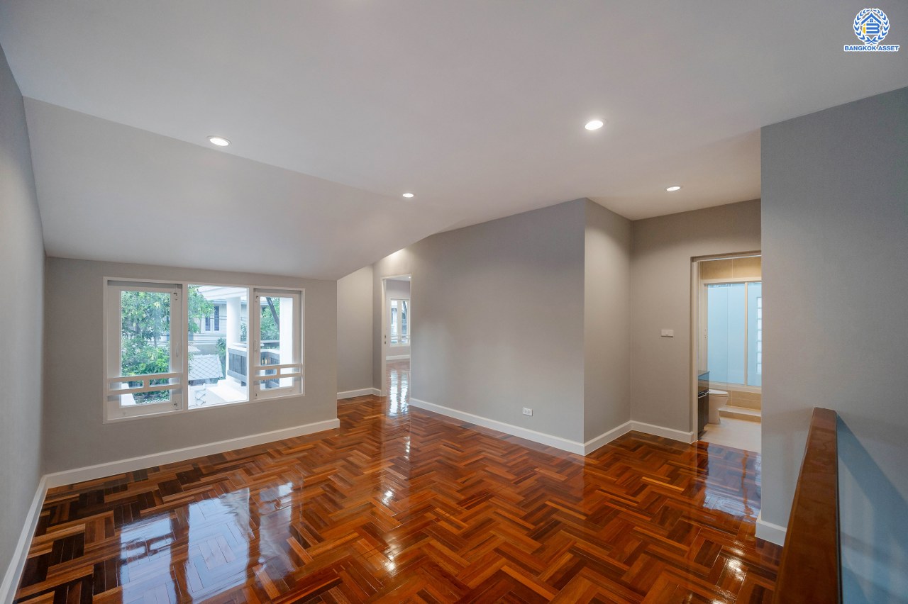 บ้านมือสองตกแต่งใหม่ โครงการ โนเบิลวานา ปิ่นเกล้า1 บ้านเดี่ยวหลังใหญ่ เนื้อที่ 65.6 ตร.ว. พื้นที่ใช้สอย 206.4 ตร.ม. ฟังก์ชัน 3 ห้องนอน 3 ห้องน้ำ 2 ห้องอเนกประสงค์  1 ห้องแม่บ้าน จอดรถได้ 2 คัน บนสุดยอดทำเลเดินทางสะดวก หน้าโครงการติดถนนใหญ่บรมราชชนนี ใกล้ทางคู่ขนานลอยฟ้าบรมราชชนนี ม.มหิดล เซ็นทรัลศาลายา และรายล้อมด้วยสิ่งอำนวยความสะดวกครบ...